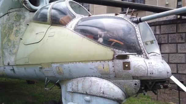 박물관에 전시되어 있는 오래 된 군용 헬리콥터. — 비디오