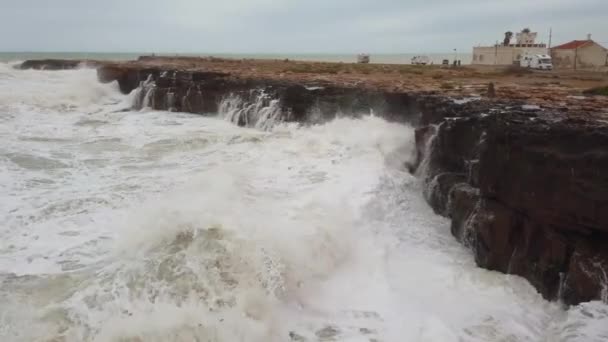 Olas chocando contra las rocas. — Vídeo de stock