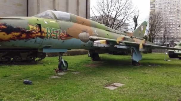 Ancien combattant militaire exposé dans un musée. — Video