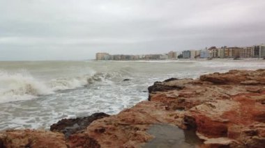 Dalgalı Deniz ve Kıyıdaki Fırtına Dalgası