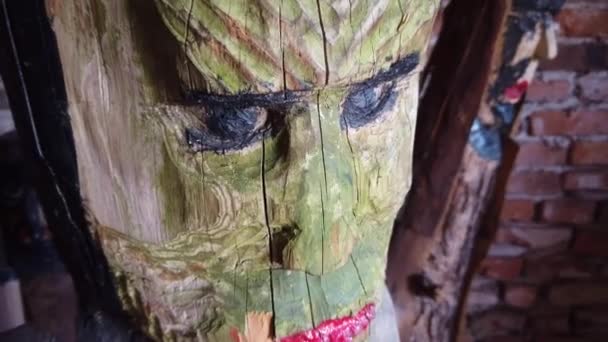 Dřevěné sochy lidí ve staré evropské keltské vesnici — Stock video