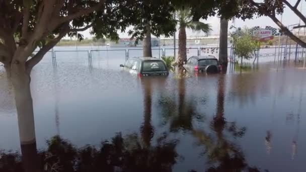 Zatopione samochody na drodze parkingowej. Głębokie wody. Powódź natury po ciężkim deszczowym dniu. — Wideo stockowe