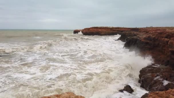 Grandes ondas de tempestade batendo em rochas em câmera lenta . — Vídeo de Stock