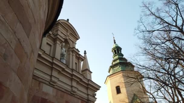 Menghadap gereja katolik tua. Arsitektur kota Eropa. — Stok Video