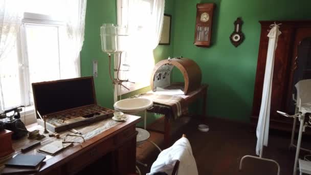 Cámara en un hospital de maternidad en un antiguo pueblo de principios del siglo XX . — Vídeos de Stock