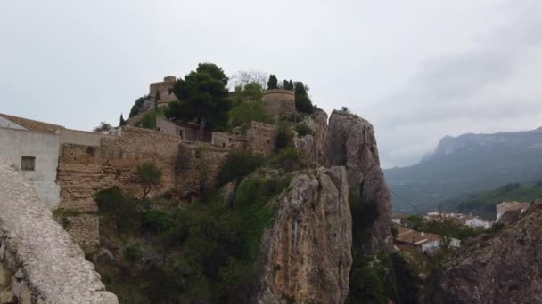 Castelo medieval no topo da montanha. — Vídeo de Stock