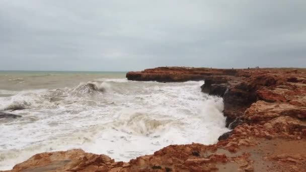 Grande Onda batendo costa, Grande Onda do Oceano, Impressionante poder de ondas quebrando sobre rochas perigosas — Vídeo de Stock
