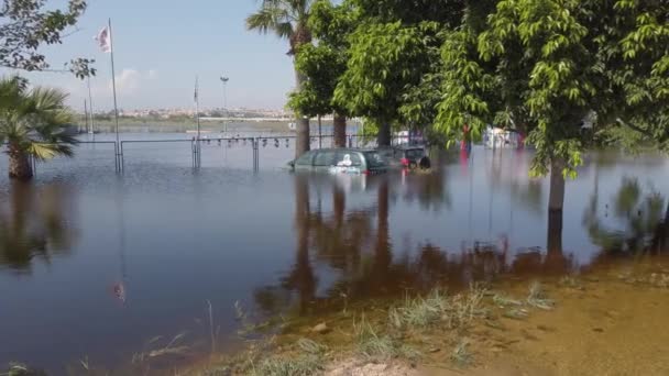 Машины затоплены в водах. Подходит для показа разрушений после штормов — стоковое видео