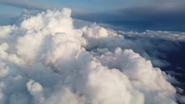 Yoğun bulutların üzerinde uçuyor. — Stok video