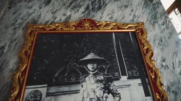 Královská hrobka krále Khai Dinh v odstínu Vietnamu — Stock video