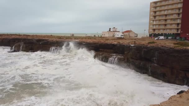 Ondas de furacão enormes colidem em penhascos à frente da tempestade — Vídeo de Stock