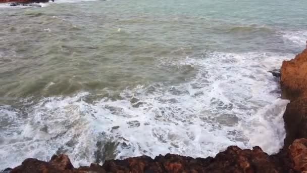 Onda oceânica colidindo com rochas — Vídeo de Stock