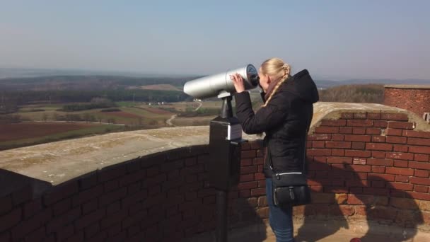 Attraente viaggiatore femminile che utilizza Tower Visualizzatore ottico per guardarsi intorno valle vicino al vecchio castello — Video Stock