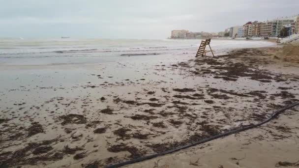 Καταιγίδα υπερχείλιση κύματα διαρροές πάνω από το λιμάνι τοίχο της θάλασσας. 4K — Αρχείο Βίντεο