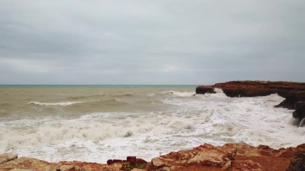 Oceano onda muito grande espuma do mar spray. Ondas poderosas lavar sobre perigoso litoral rochoso câmera lenta tiro 4K — Vídeo de Stock