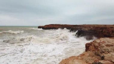 Atlantik okyanusundan büyük dalgalar yükseliyor.