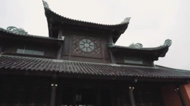 Vietnam 'daki en büyük ruhani turistik yer olan Ninh Binh Vietnam' daki Bai Dinh Tapınağı Kültür Kompleksi 'ndeki büyük heykeller.