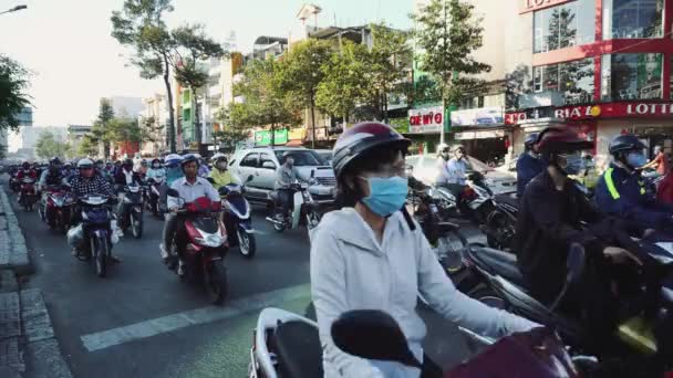 The Bustling Street Scena Ho Chi Minh Cityi, Wietnam, Stare Miasto, Motocykle Samochody Ruch — Wideo stockowe