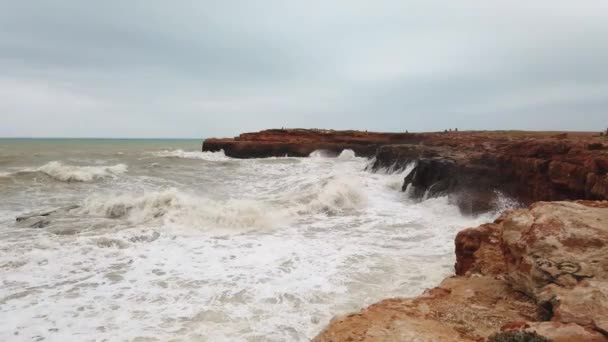 Salpicos do oceano atlântico ondas grandes sobre falésias — Vídeo de Stock