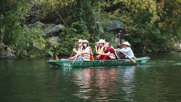 Scenic Mountains Lake In de Ninh Binh regio van Vietnam — Stockvideo