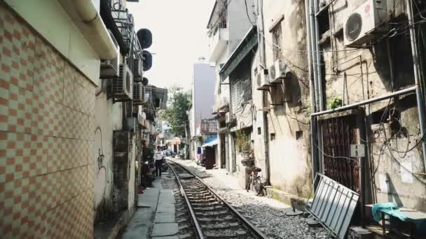 Gatan där tåg går i Hanoi. Gamla stan, Hanoi Vietnam — Stockvideo
