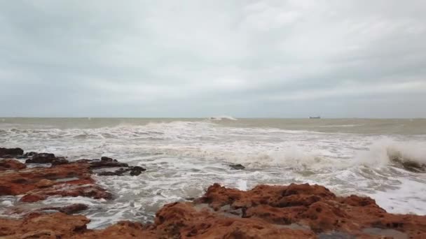 Bouře na moři, vlny na břehu, šplouchání mořské vody — Stock video