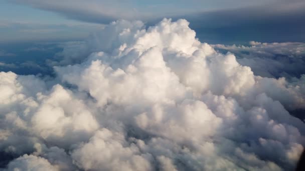 Vista de las nubes y el cielo solar desde arriba desde el plano. Nubes en el plano de la ventana. La vista desde el avión . — Vídeos de Stock
