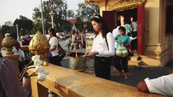 Menschen beten nahe einem Tempel in Asien — Stockvideo