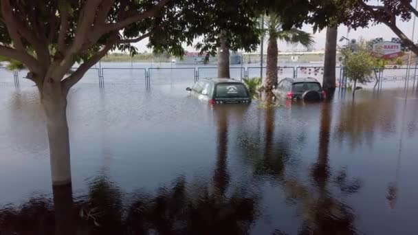 Auto 's ondergedompeld in vloedwater. Afbeelding van overstromingen na een orkaan. Geschikt voor het tonen van de verwoestingen na stormen. — Stockvideo