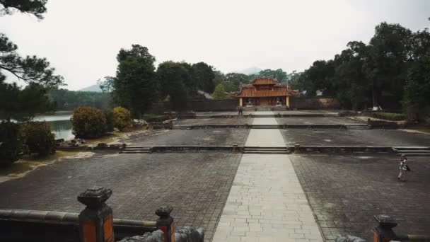 Hué, Vietnam : Tombeau de l'Empereur dans la teinte du patrimoine de l'Unesco — Video