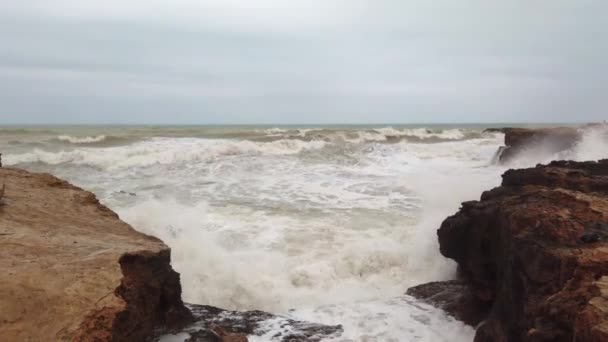 Water stroomt over het rotsachtige oppervlak en golven maken wit schuim. — Stockvideo