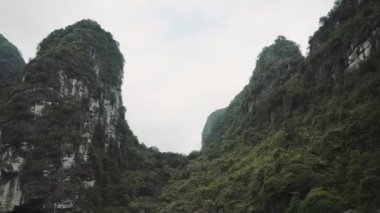 Vietnam 'ın Ninh Binh Bölgesi' ndeki Manzaralı Dağlar
