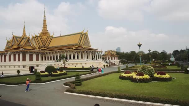 Zewnątrz Pałacu Królewskiego w Phnom Penh, Kambodża, Azja. 4K — Wideo stockowe