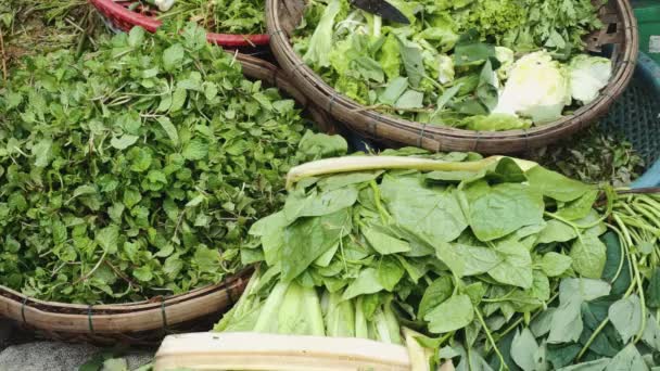 La gente compra y vende mariscos y verduras en el mercado callejero de alimentos en Asia — Vídeos de Stock