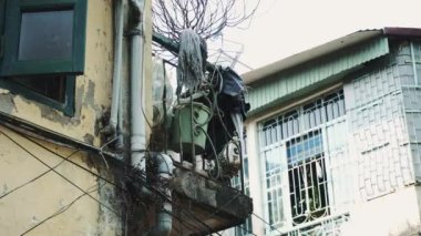 Asya 'da bir direkte bir sürü kablo var.