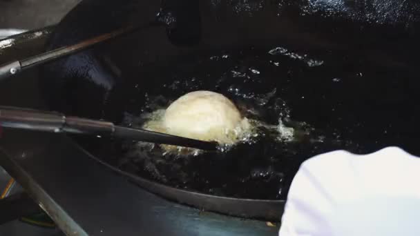 Fritar muito grande donut em panela i — Vídeo de Stock