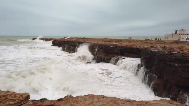 Onda esmagando costa rochas perigosas — Vídeo de Stock