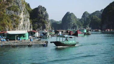Turist Gemi Gemisi Halong Körfezi 'nde, Cat Ba Adası Vietnam' da