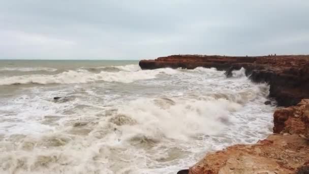 Mar Áspero e Grandes Ondas Lash costa acidentada — Vídeo de Stock