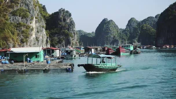 Toeristische Cruise Schip Boot In Lagoon Halong Bay, Cat Ba Island Vietnam — Stockvideo