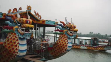 Rıhtımdaki güzel tekneler. Hue, Vietnam.