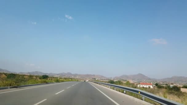 La vista desde la ventana de un coche que monta en una hermosa carretera . — Vídeos de Stock