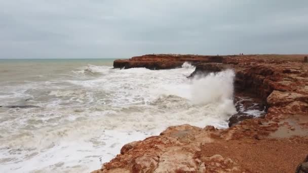 Ondas oceânicas espumantes com rocha, ondas salpicando contra a rocha costeira, ondas esmagando espuma rochosa — Vídeo de Stock