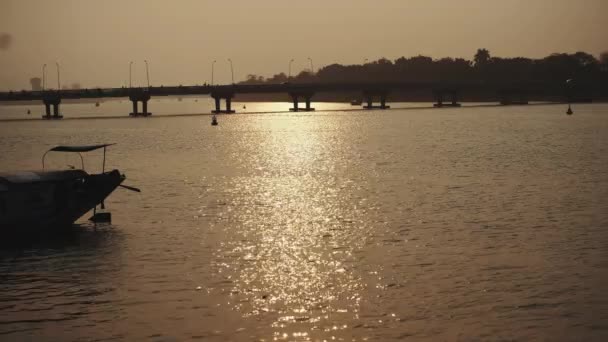 Naplemente a folyón Vietnámban. Ázsia — Stock videók