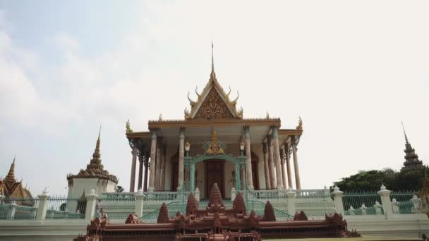 Phnom Penh, Kamboçya, Asya 'daki Kraliyet Sarayı' nın dışı. 4K — Stok video