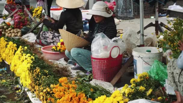 La gente compra y vende mariscos y verduras en el mercado callejero de alimentos en Asia — Vídeo de stock