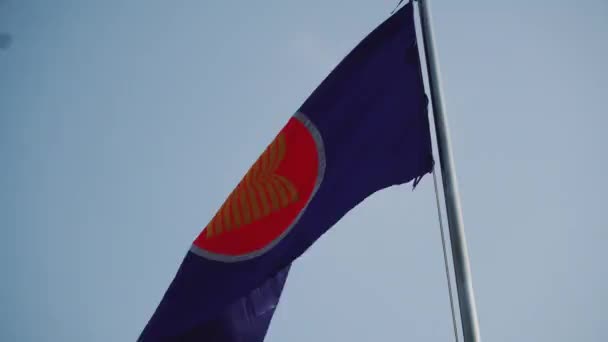 风中飘扬的柬埔寨国旗4k — 图库视频影像