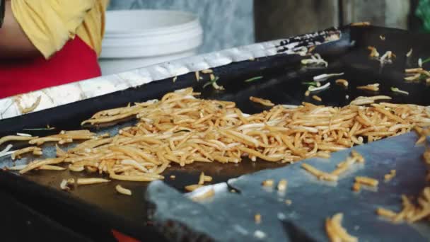 Los frijoles están fritos en la calle — Vídeo de stock