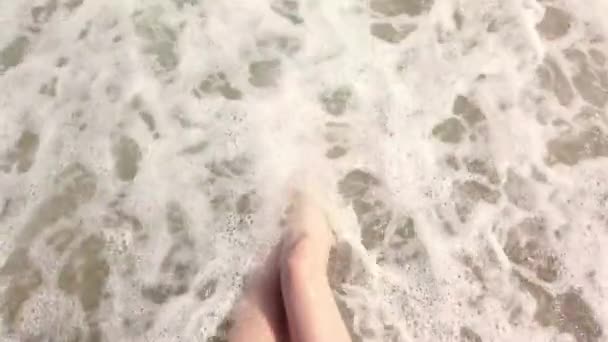 Kvinnliga ben i vågorna i havet surfa. — Stockvideo