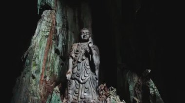 Vietnam 'daki taş heykeller Asya mağarası